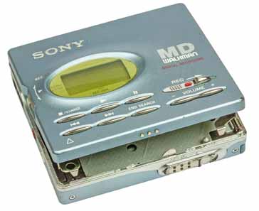 Small Sony MiniDisc recorder / pl;ayer MZ-R91 open